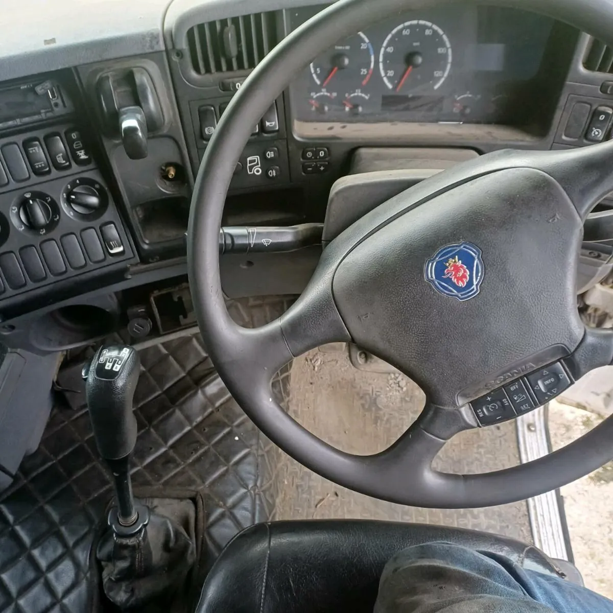 Scania R500 double drive with 265 loglift crane - Image 4
