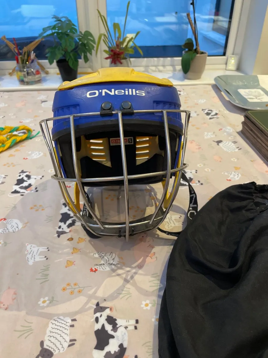 Hurling helmet - Image 1