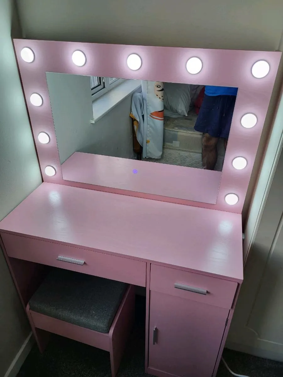 Girls vanity table with lights - Image 1