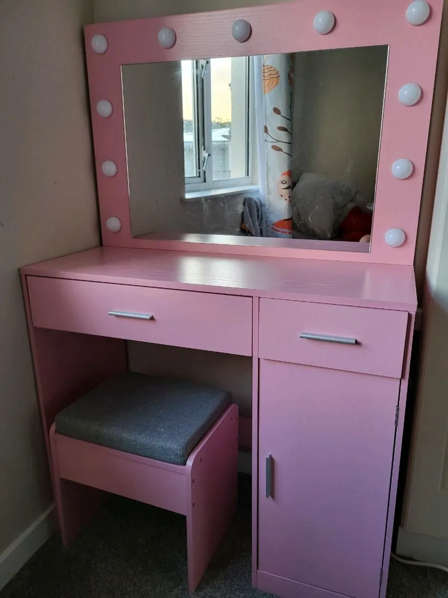 Girls vanity table with lights - Image 2