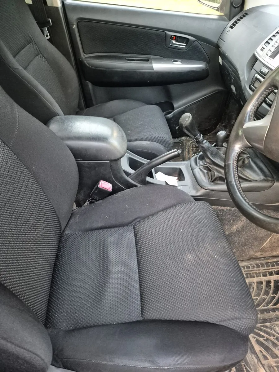 Toyota HiLux Invincible Crew Cab - Image 2