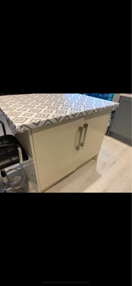 Kitchen Island and chairs - Image 2