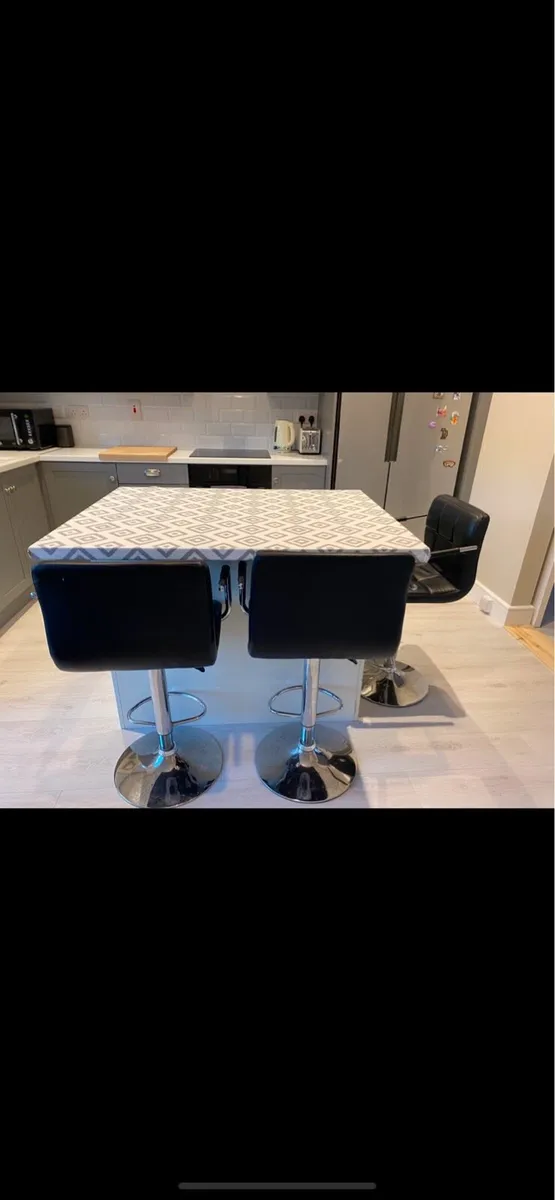 Kitchen Island and chairs - Image 1