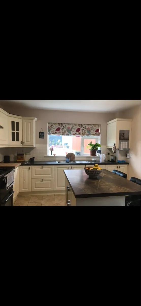 Kitchen Island and chairs - Image 4