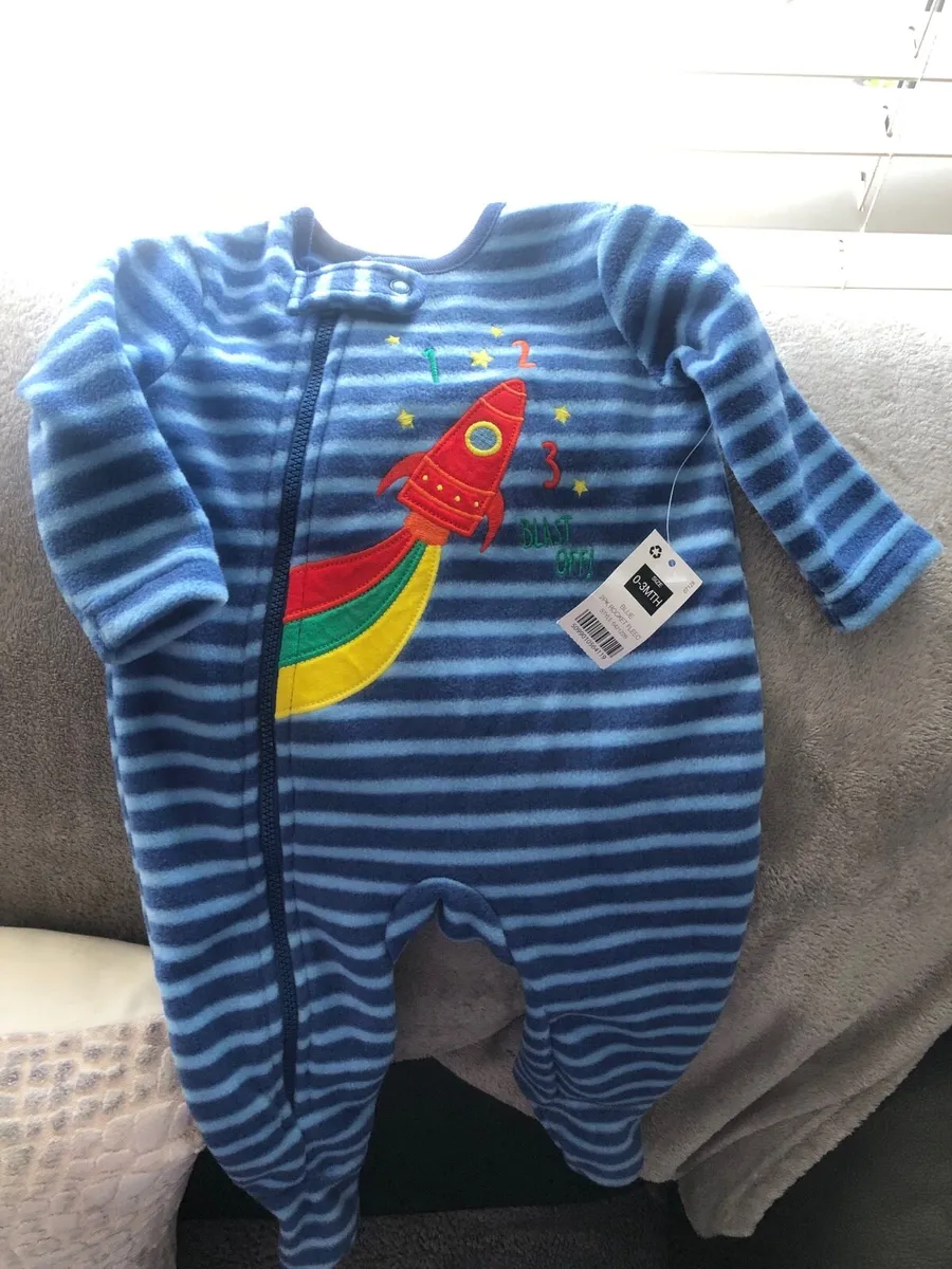 Boys BNWT sleeping suit 0/3 mths €3 - Image 3