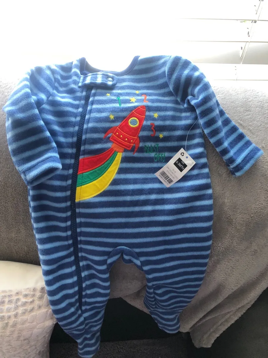 Boys BNWT sleeping suit 0/3 mths €3 - Image 4