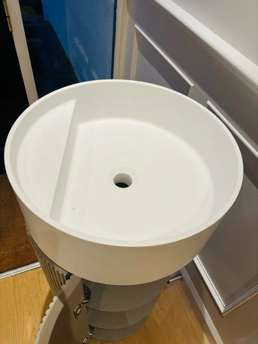 Chic vanity unit and stone basin - Image 1