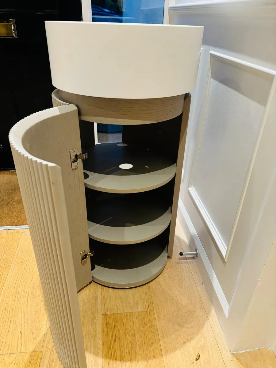 Chic vanity unit and stone basin - Image 3