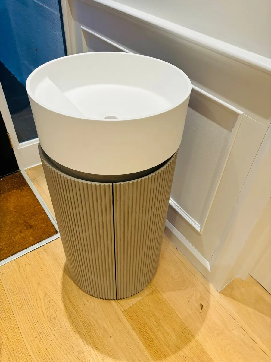 Chic vanity unit and stone basin - Image 4
