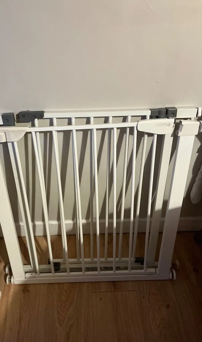 Baby safety gate