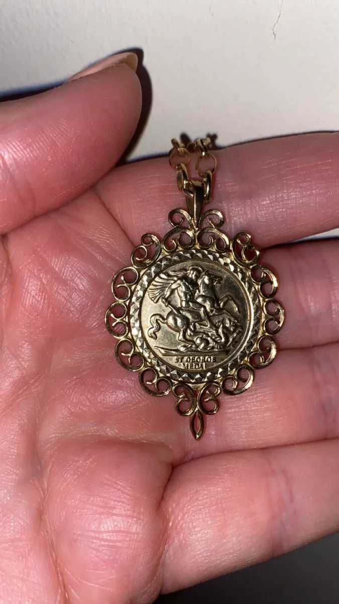 9ct St. George Pendant with gold chain - Image 1