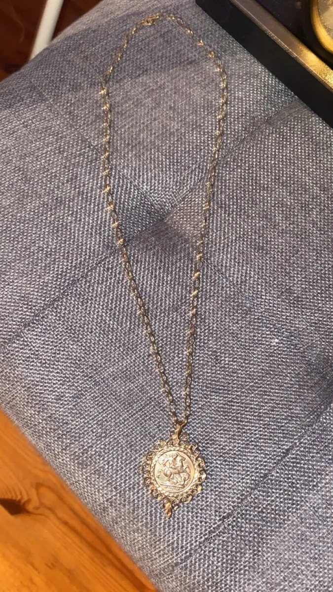 9ct St. George Pendant with gold chain - Image 3