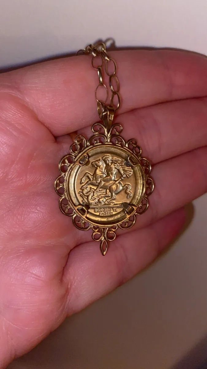 9ct St. George Pendant with gold chain - Image 4