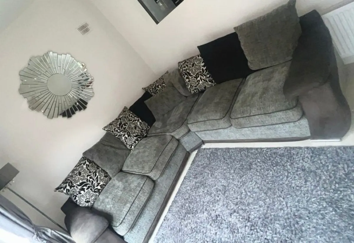 Corner couch for sale - Image 1