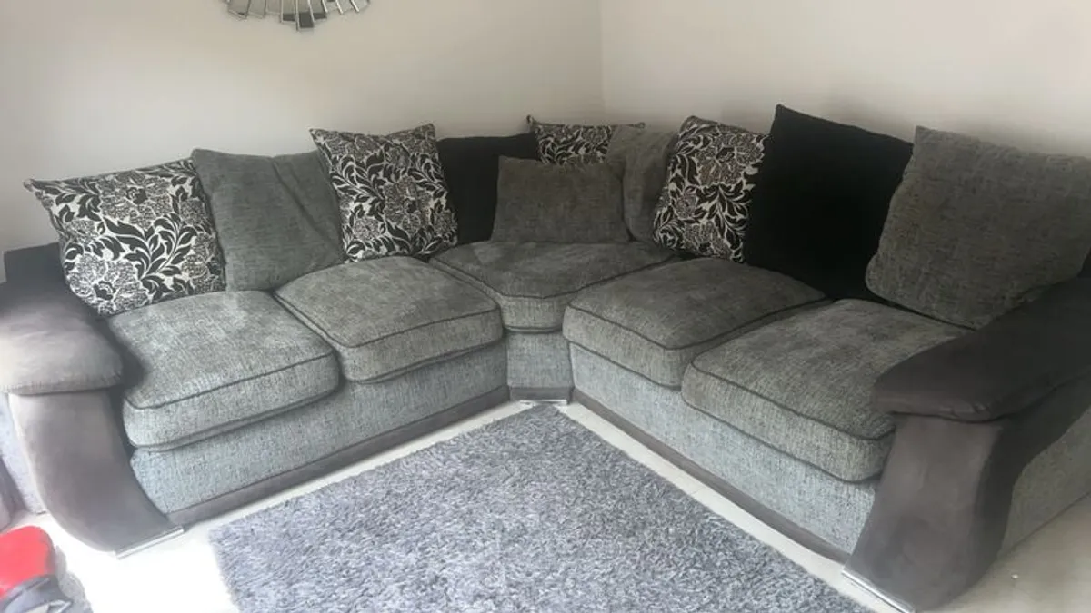 Corner couch for sale - Image 2