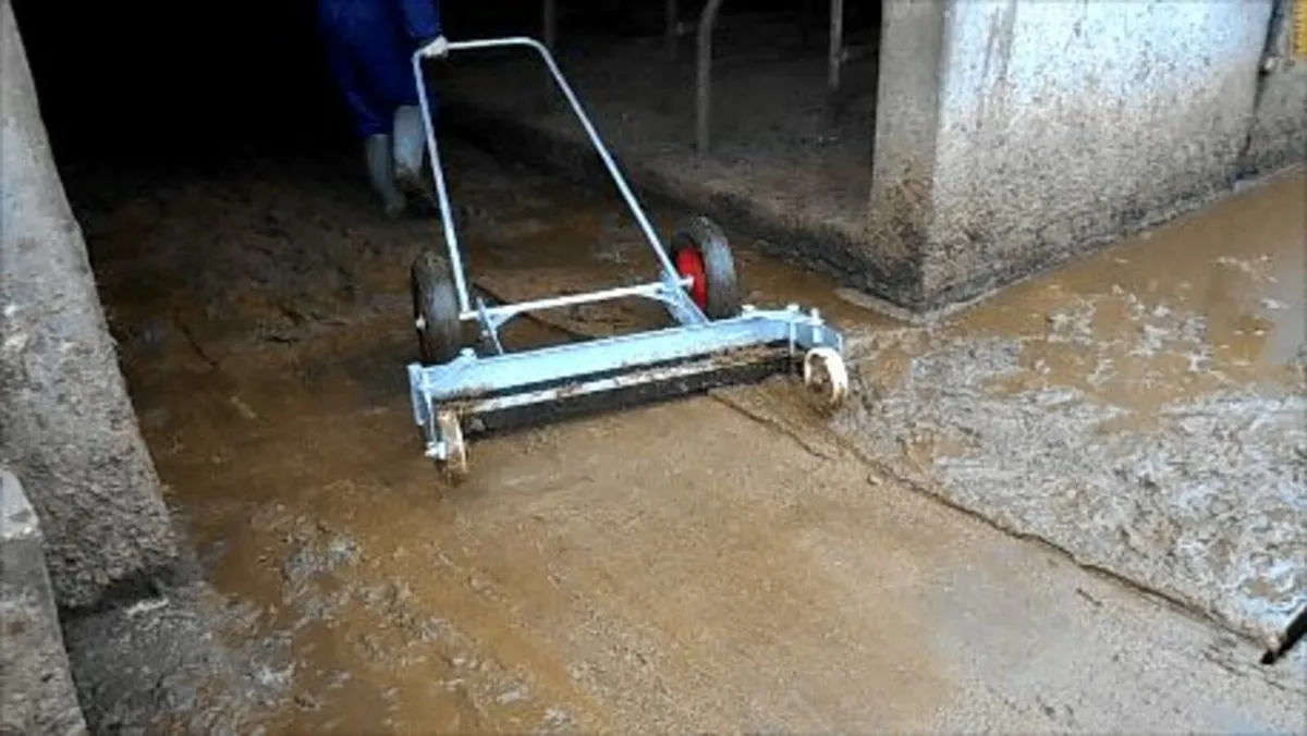 Hand Push Yard Scrapers With Wheels ..Free Deliver - Image 1
