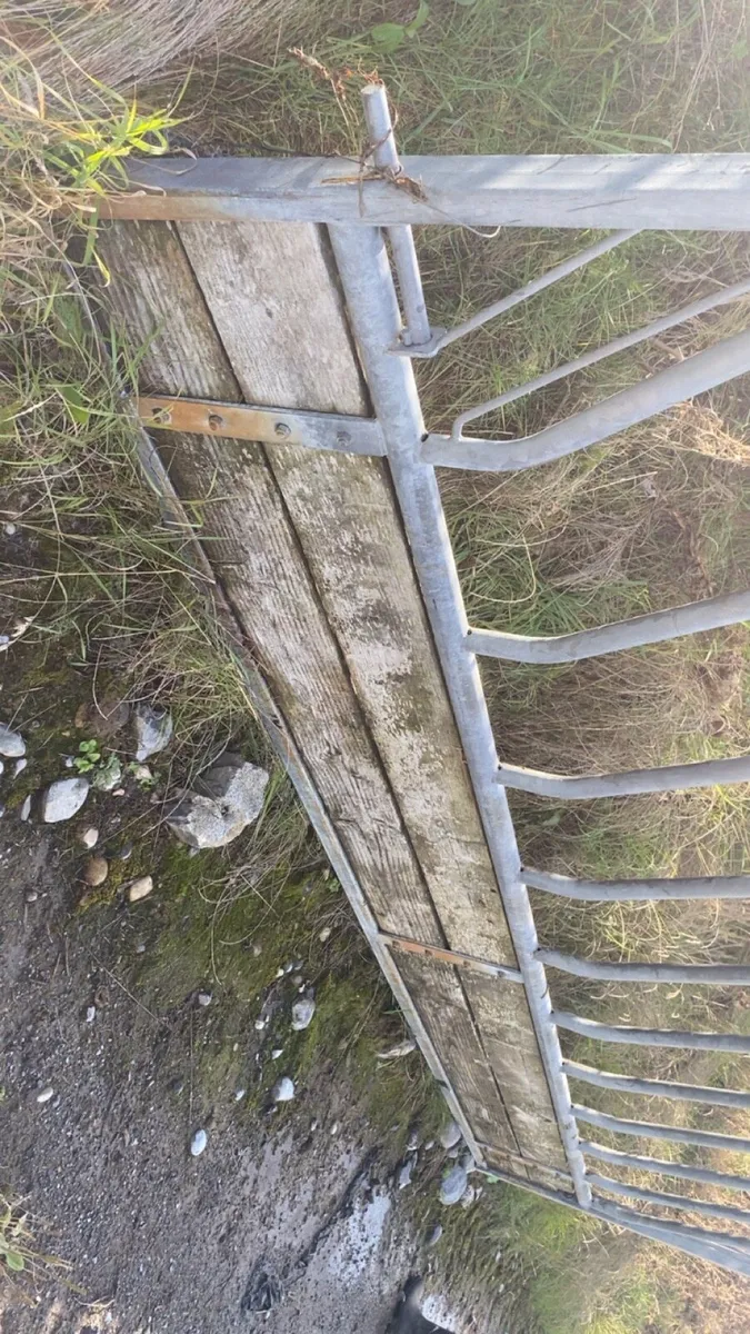 2 feed barriers - Image 3
