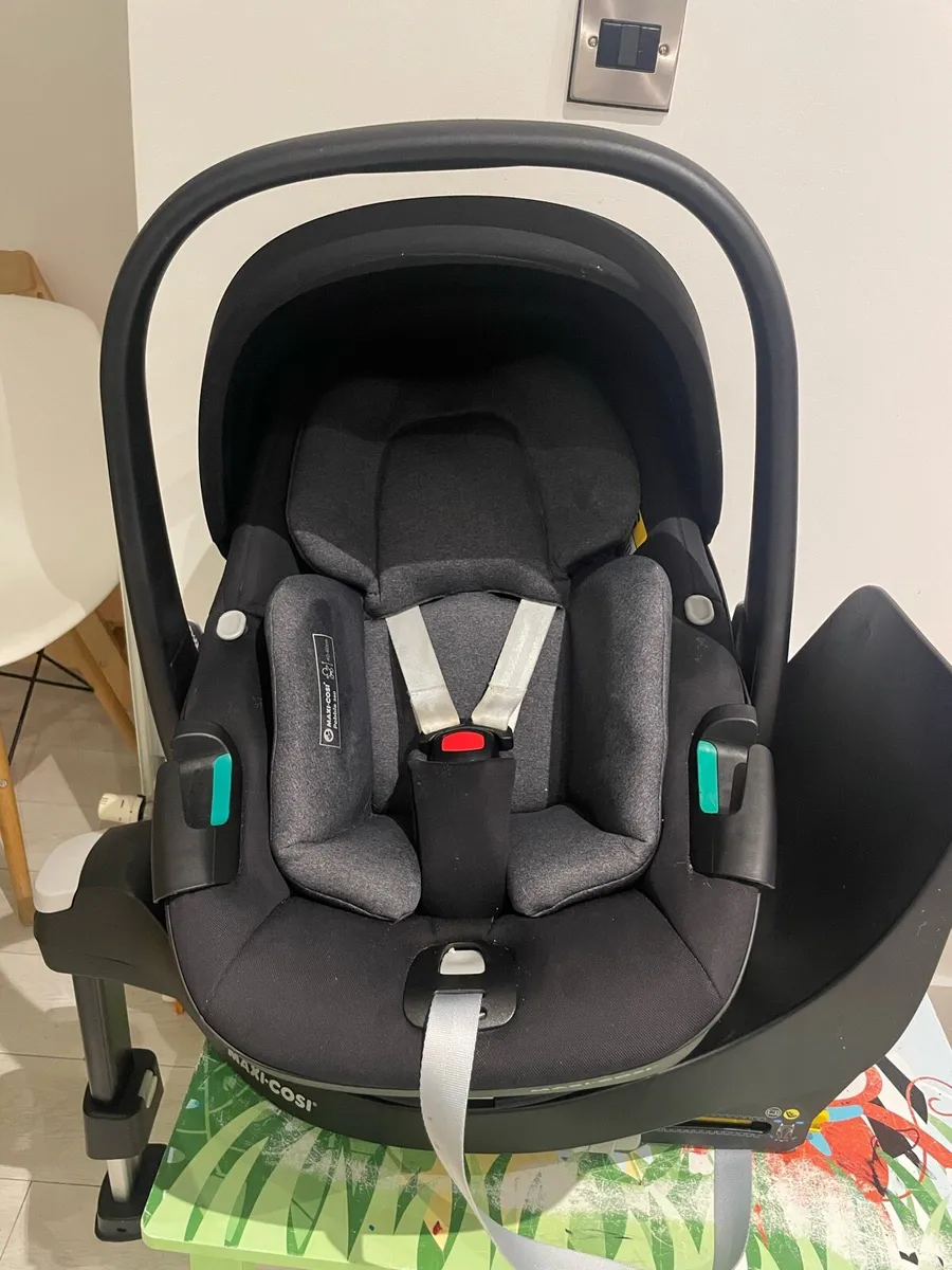 Maxi Cosi Pebble 360 Car Seat and Base - Image 1