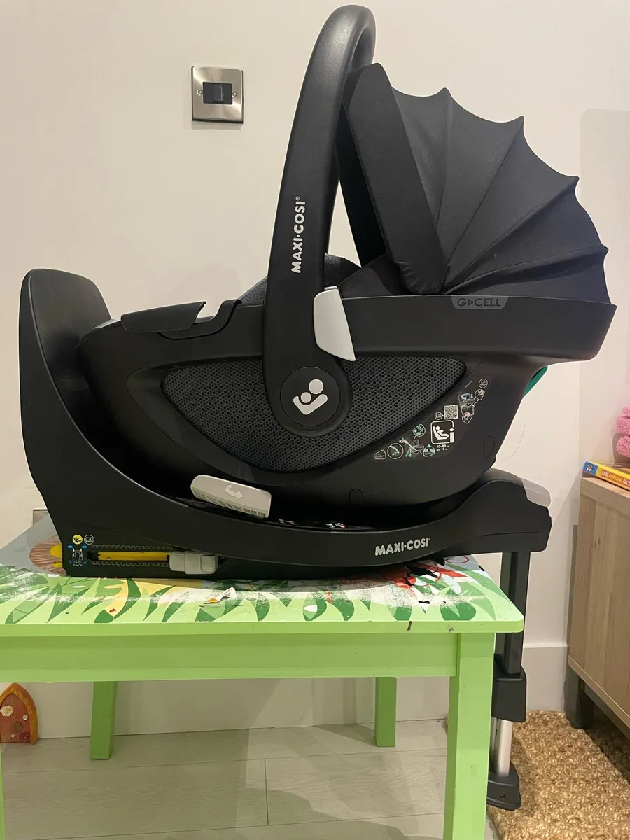Maxi Cosi Pebble 360 Car Seat and Base - Image 2