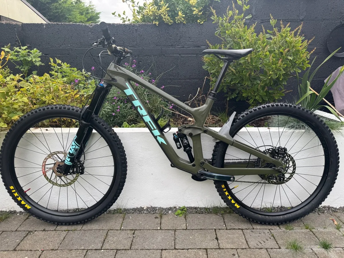 Trek Slash 9.7 Carbon | 2023 | Large - Image 1