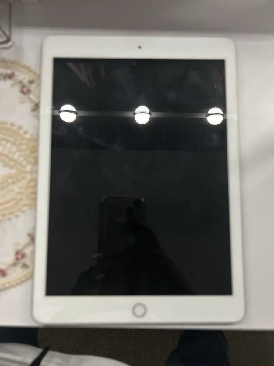apple ipad (6th generation) comes with charger - Image 1