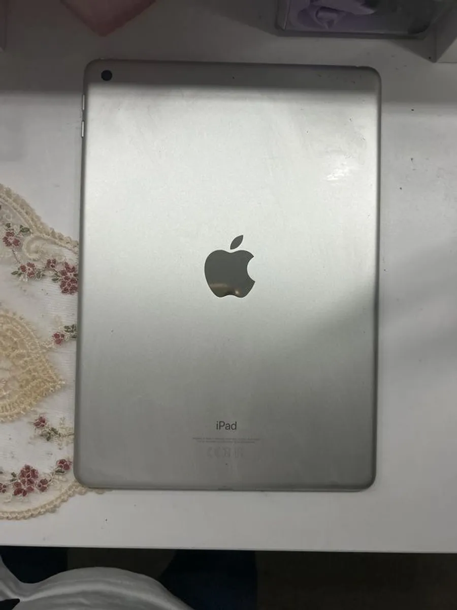 apple ipad (6th generation) comes with charger - Image 2
