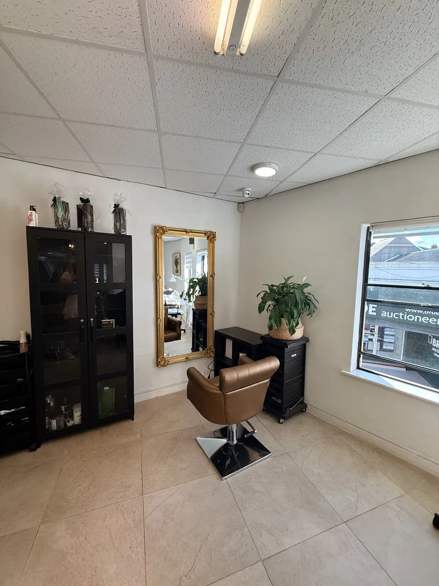 Space to rent for a haidresser - Image 2