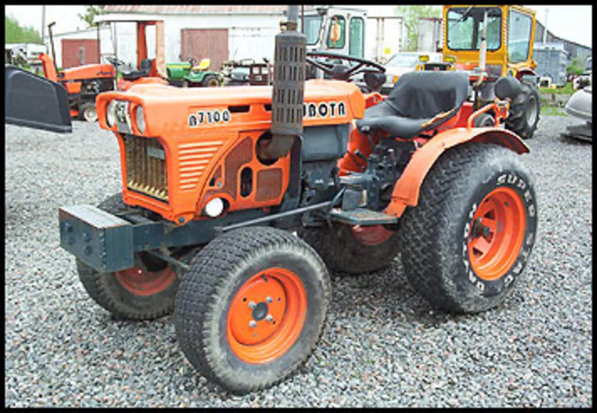 Kubota garden tractor B7100