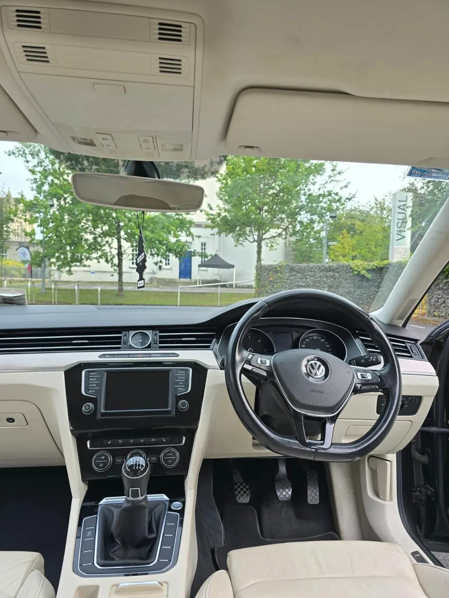 Volkswagen Passat 2016 - Image 2