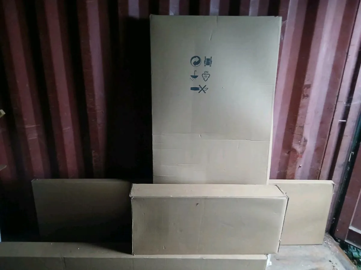 NEED THIS WARDROBE GONE - Image 4