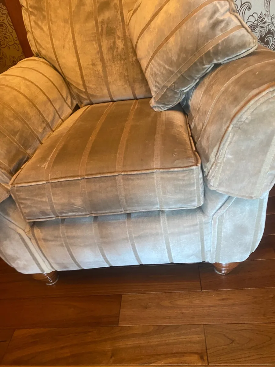 Parker knoll sofa and 2 Single Chairs (Never used) - Image 1