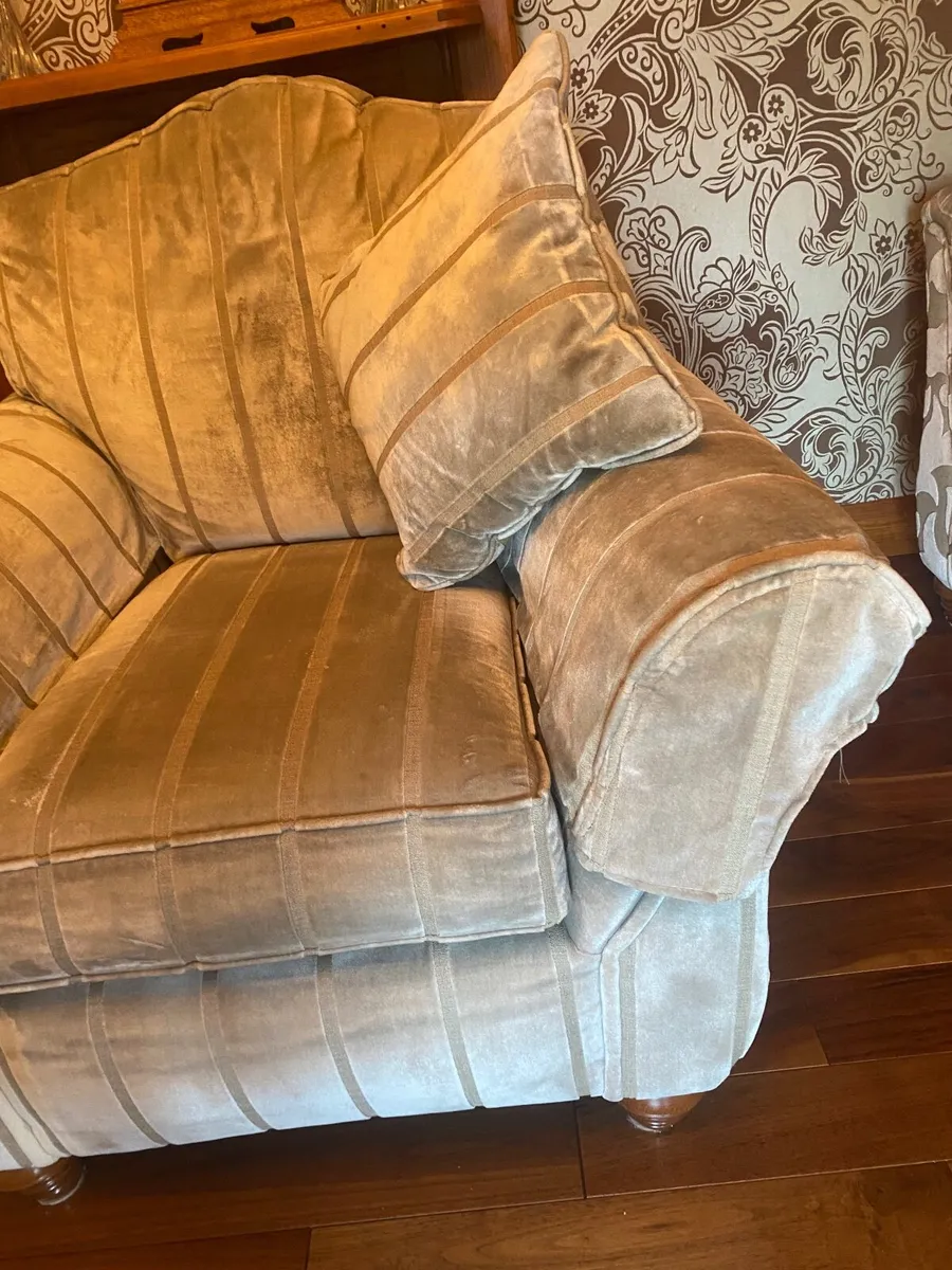 Parker knoll sofa and 2 Single Chairs (Never used) - Image 3