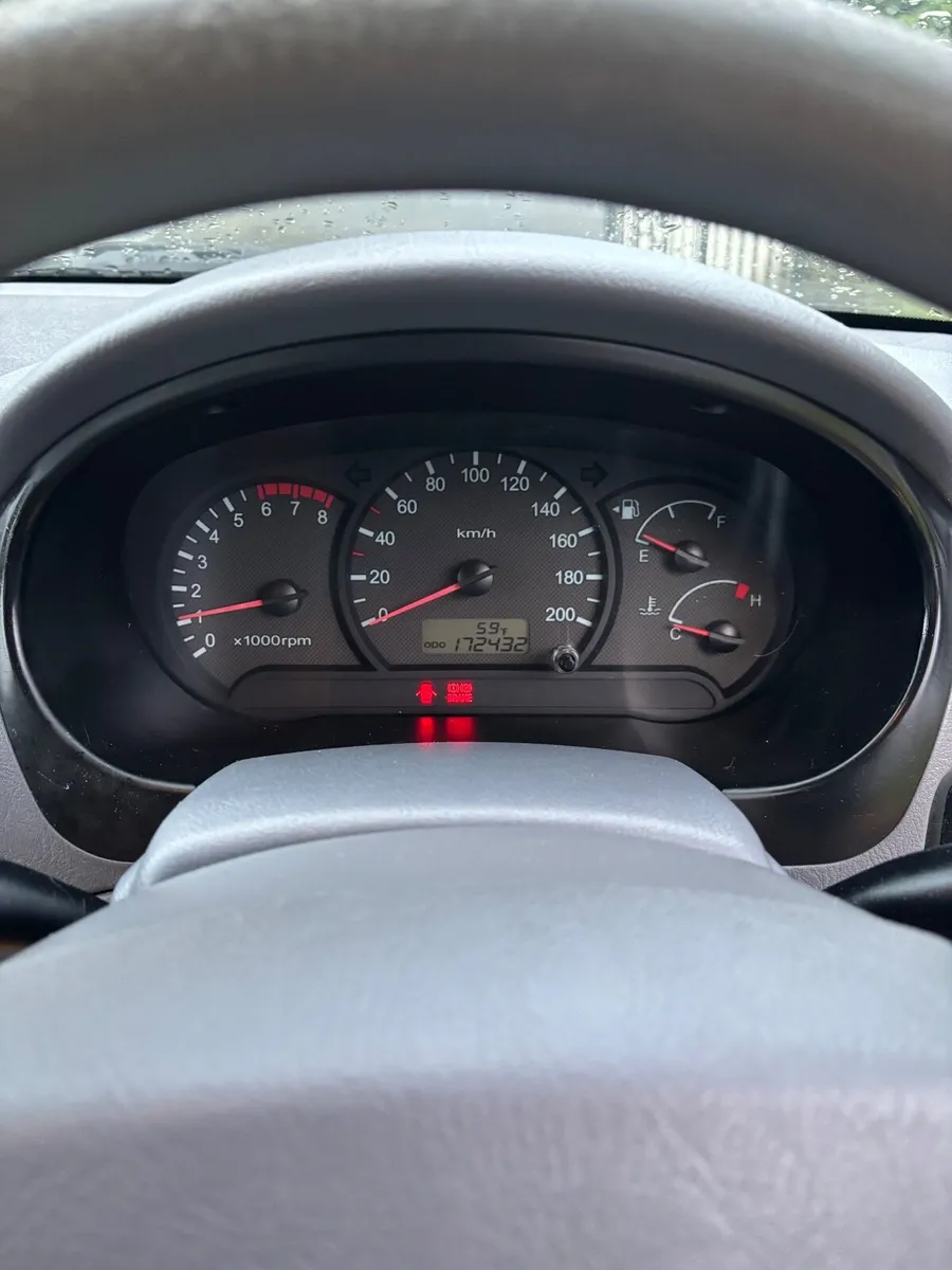 Hyundai Accent 2005 - Image 2