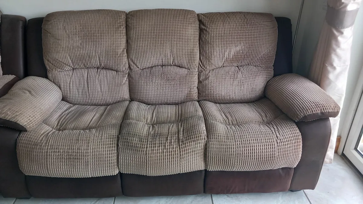 Suite of furniture - Image 1