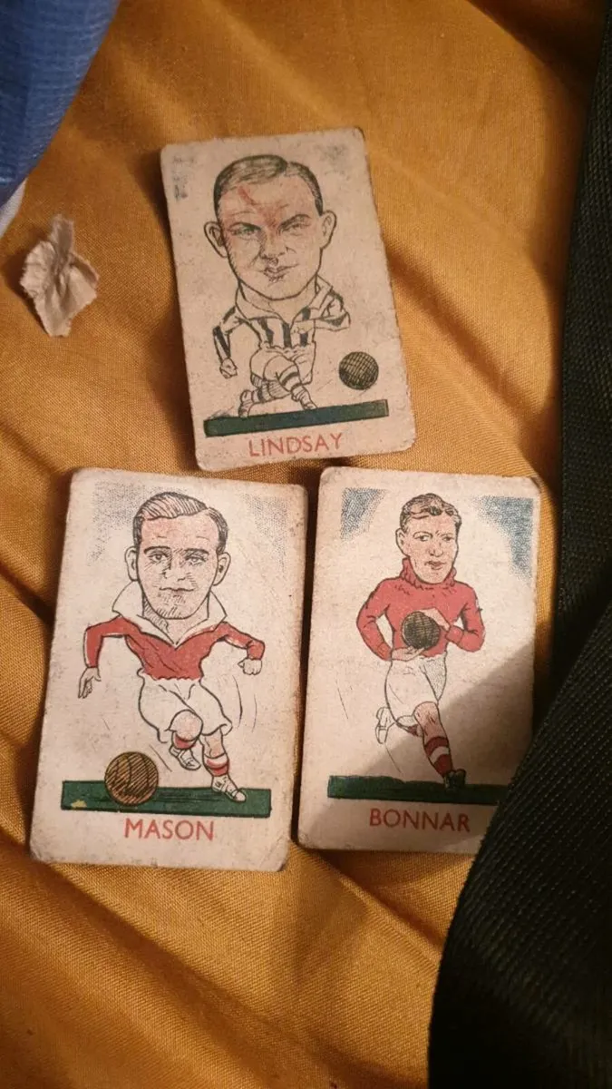 VINTAGE CIGARETTE CARDS FOR SALE - Image 1
