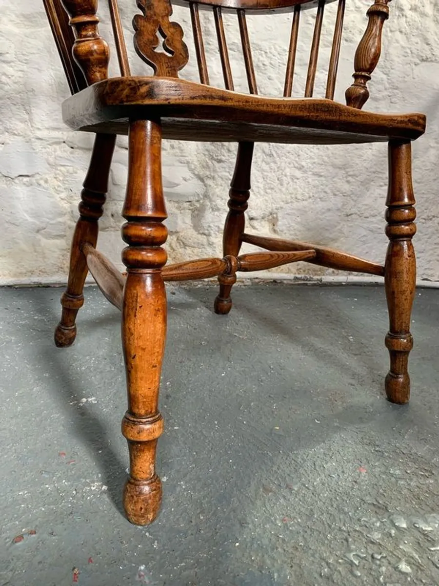 Mid 19th Century Victorian elm and beech Windsor Armchair. - Image 4