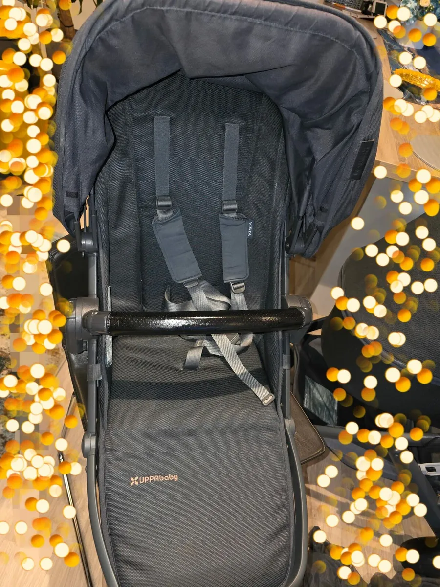 Uppababy Vista V2 with car seat - Image 2