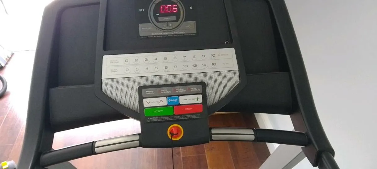 Treadmill and rowing machine - Image 3