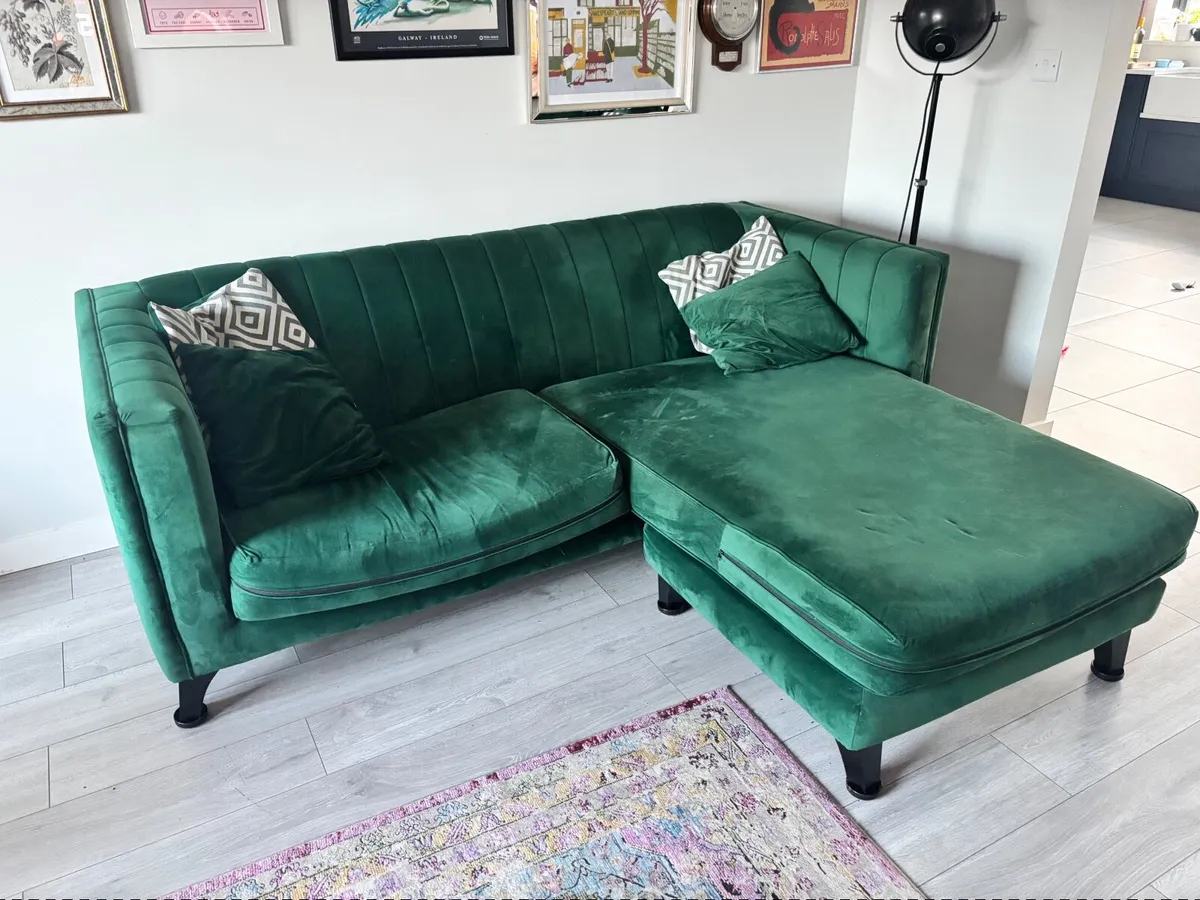 Green velvet chaise sofa - Image 1