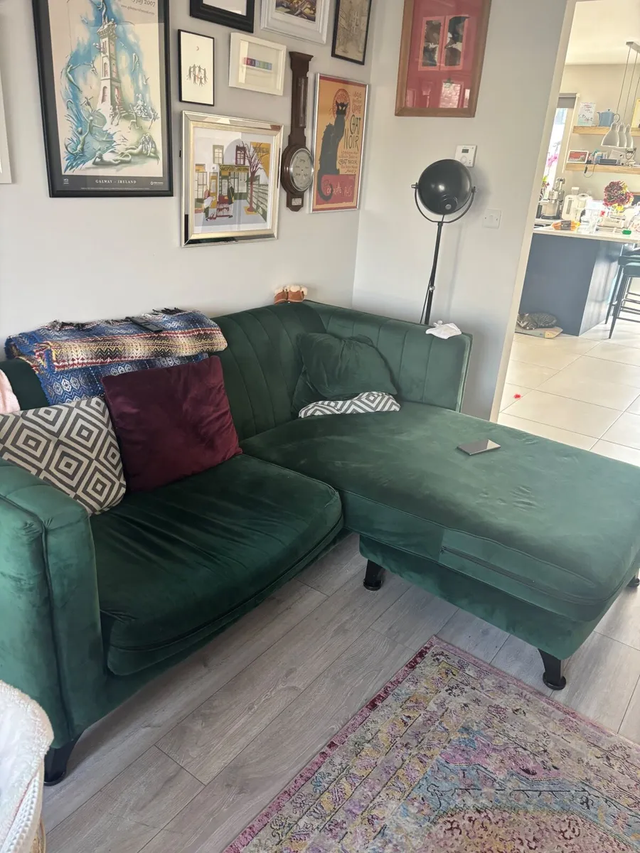 Green velvet chaise sofa - Image 1