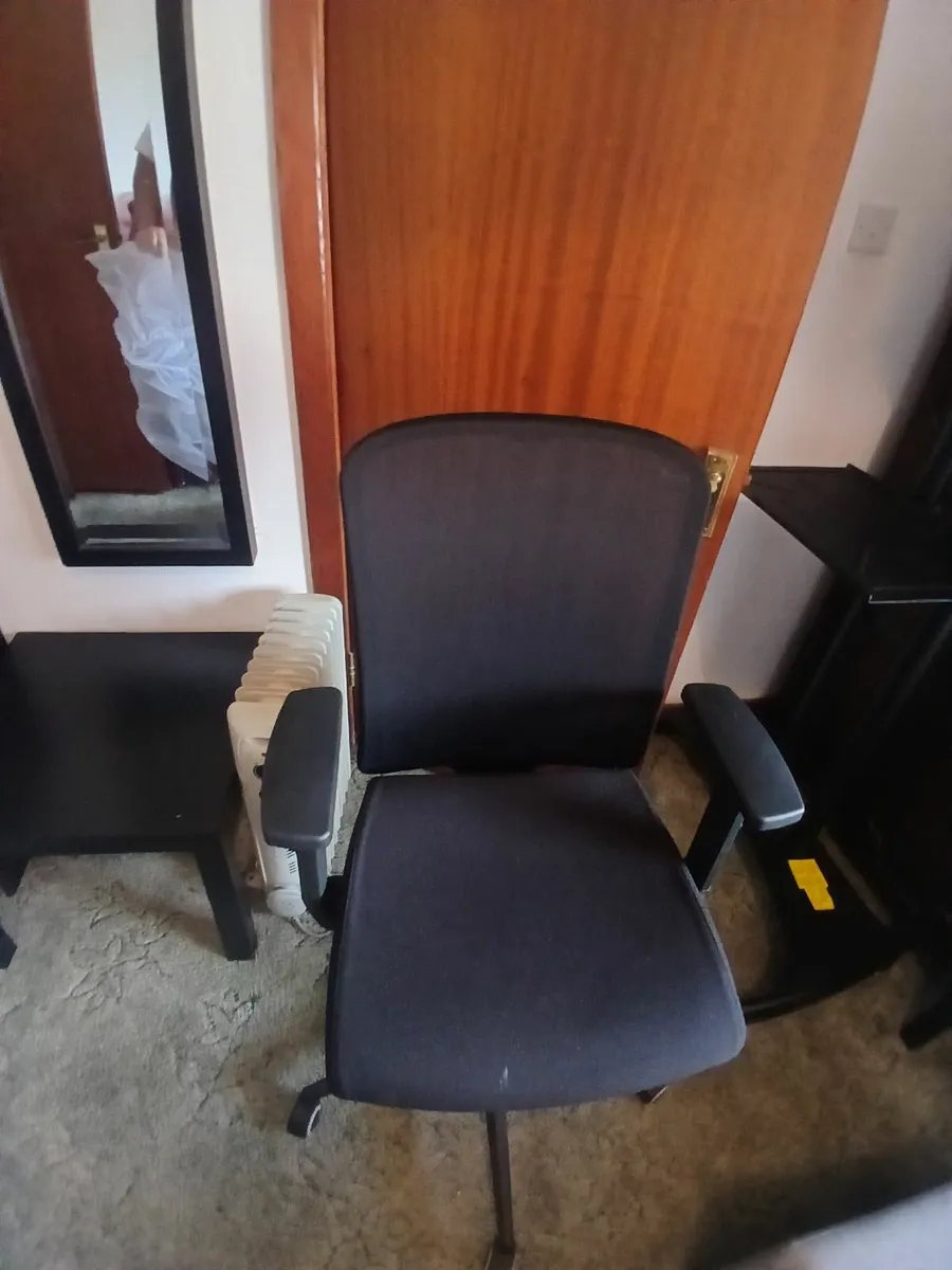 Offuce chair...& desk....5x3...new delivered - Image 2