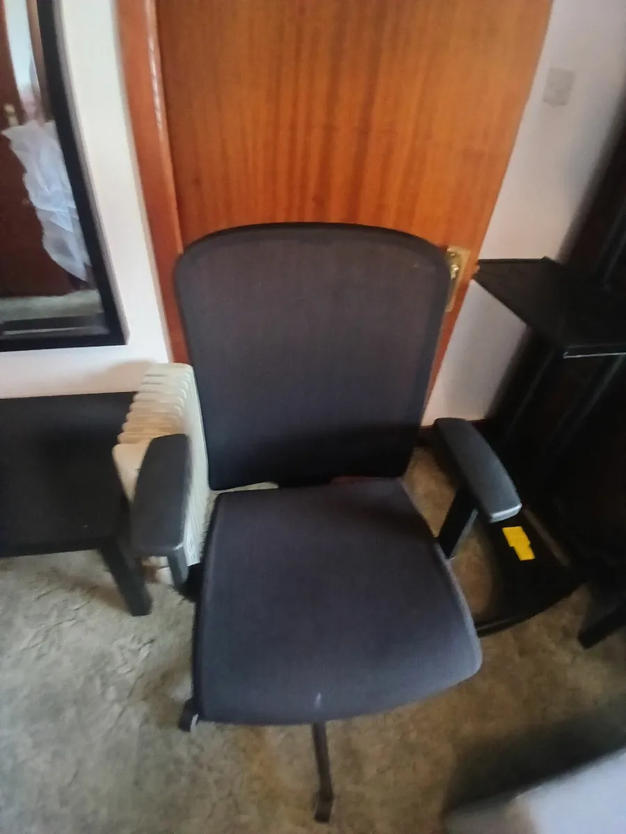 Offuce chair...& desk....5x3...new delivered - Image 3
