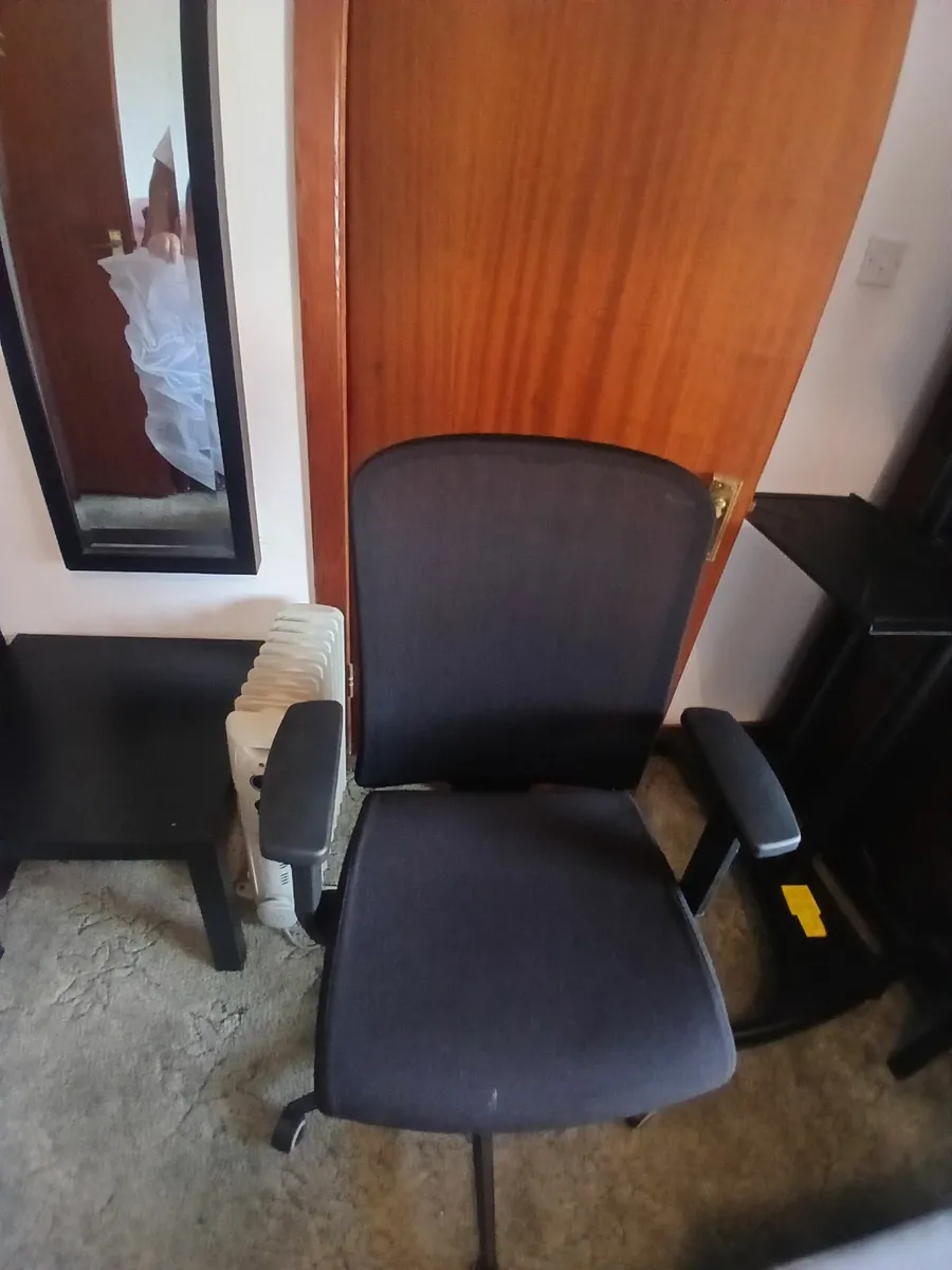 Offuce chair...& desk....5x3...new delivered - Image 4