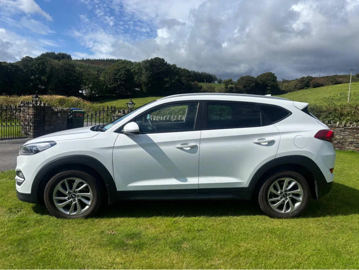 Hyundai Tucson 2WD EXECUTIVE 5DR AUTO - Image 4