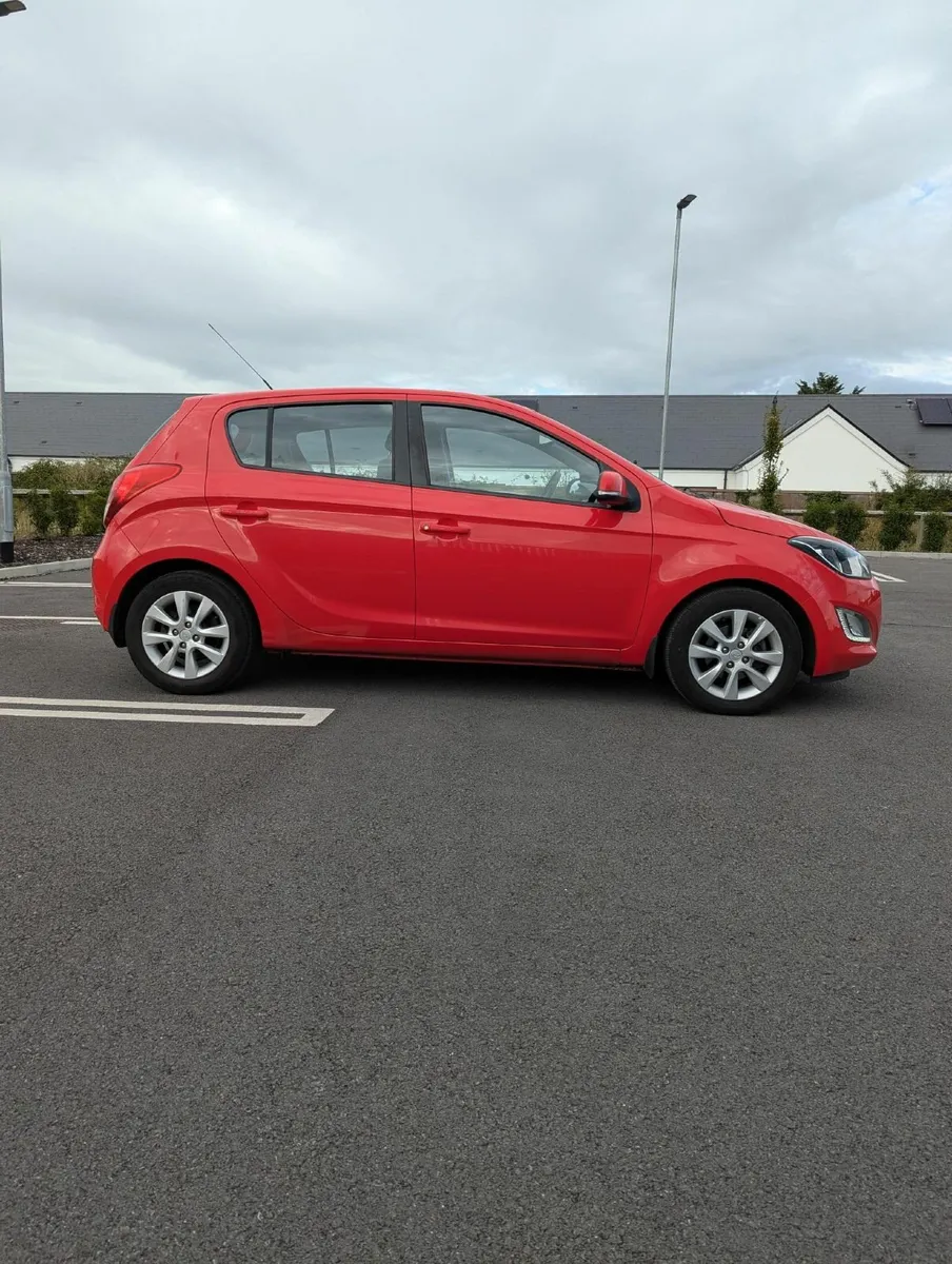 Hyundai i20 Premium 2014 AUTOMATIC - Image 3