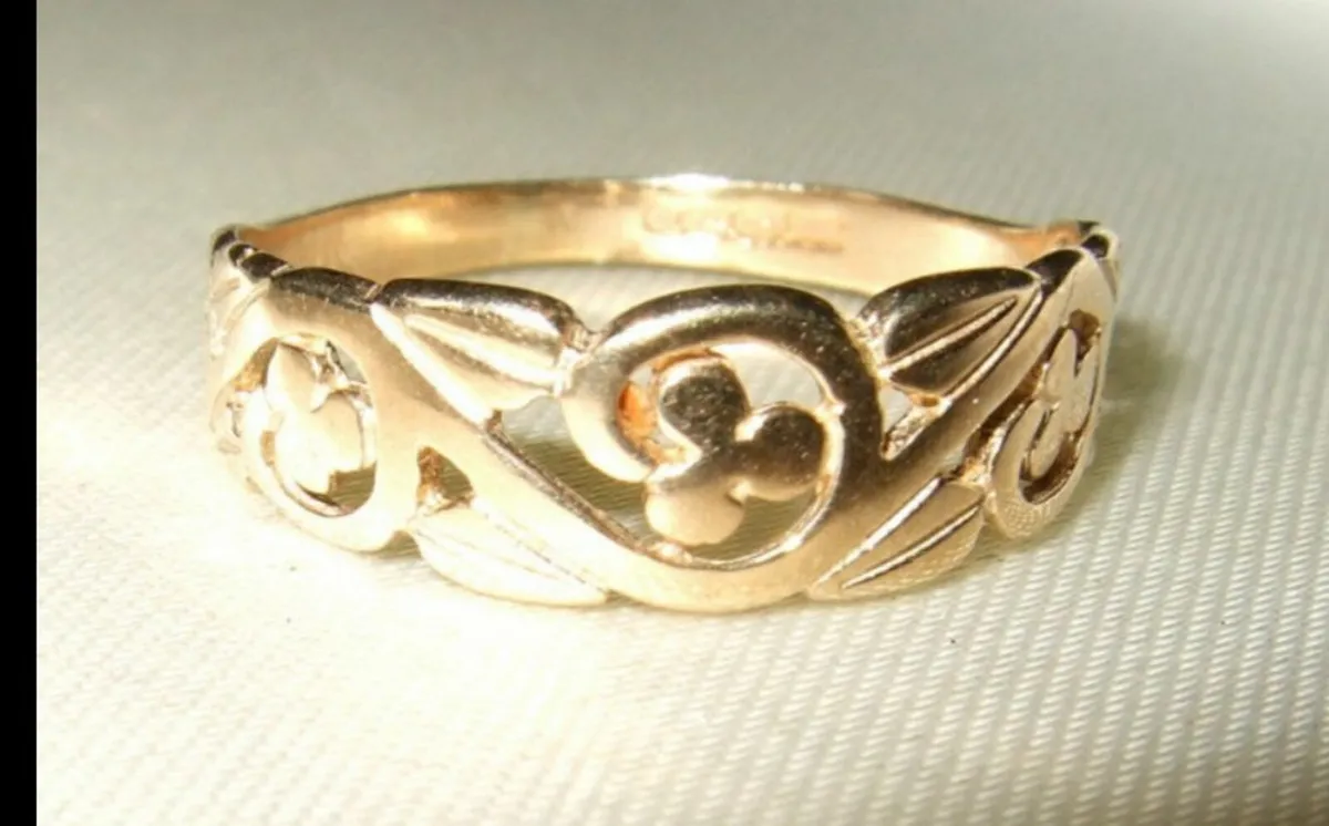 Vintage Hallmarked 9ct Gold 'Cherry' Wedding Band - Image 1