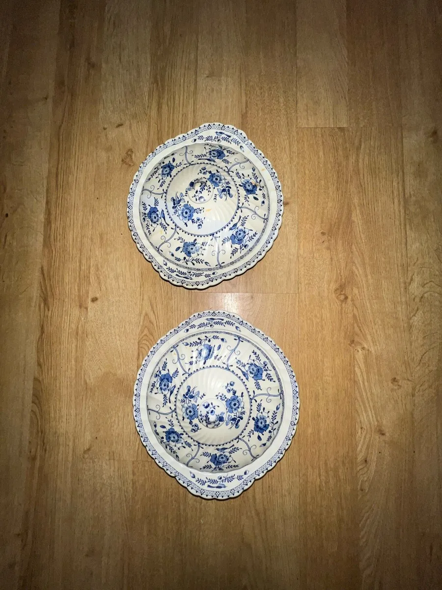 Covered serving dish - Image 1