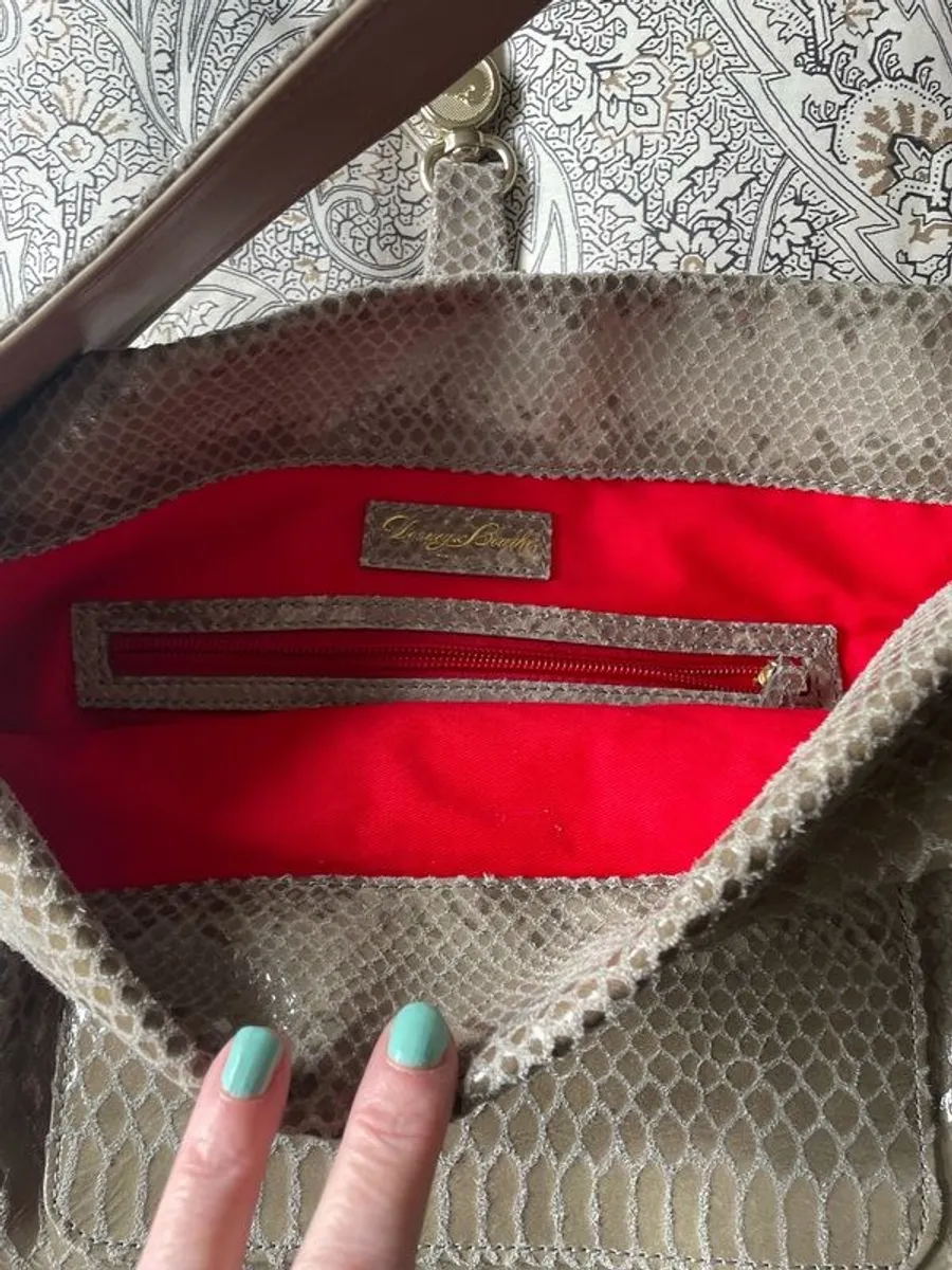 Dooney and Bourke NWOT grey snakeskin shoulder tote - Image 3