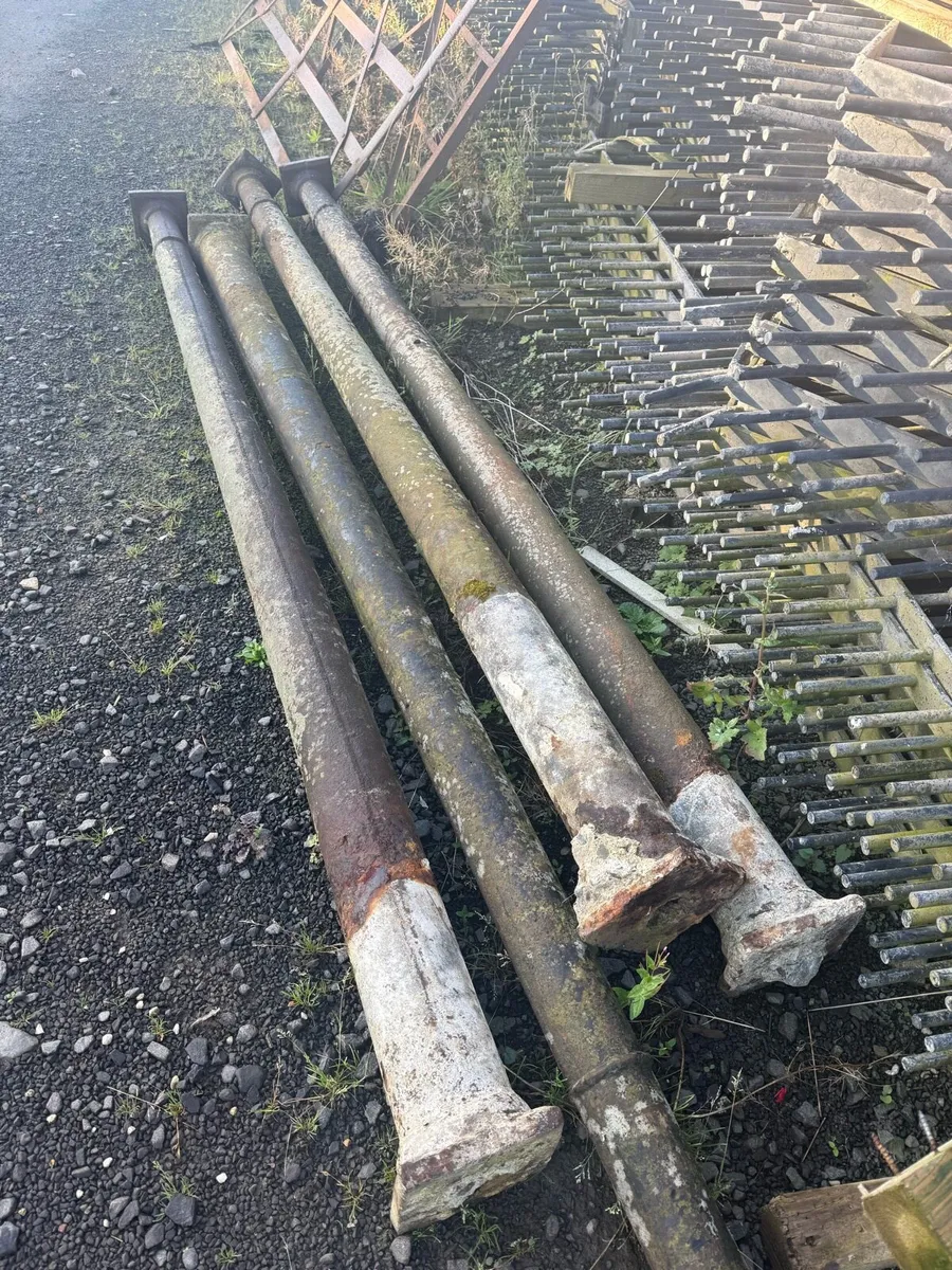 Four matching  cast iron antique upright posts - Image 2