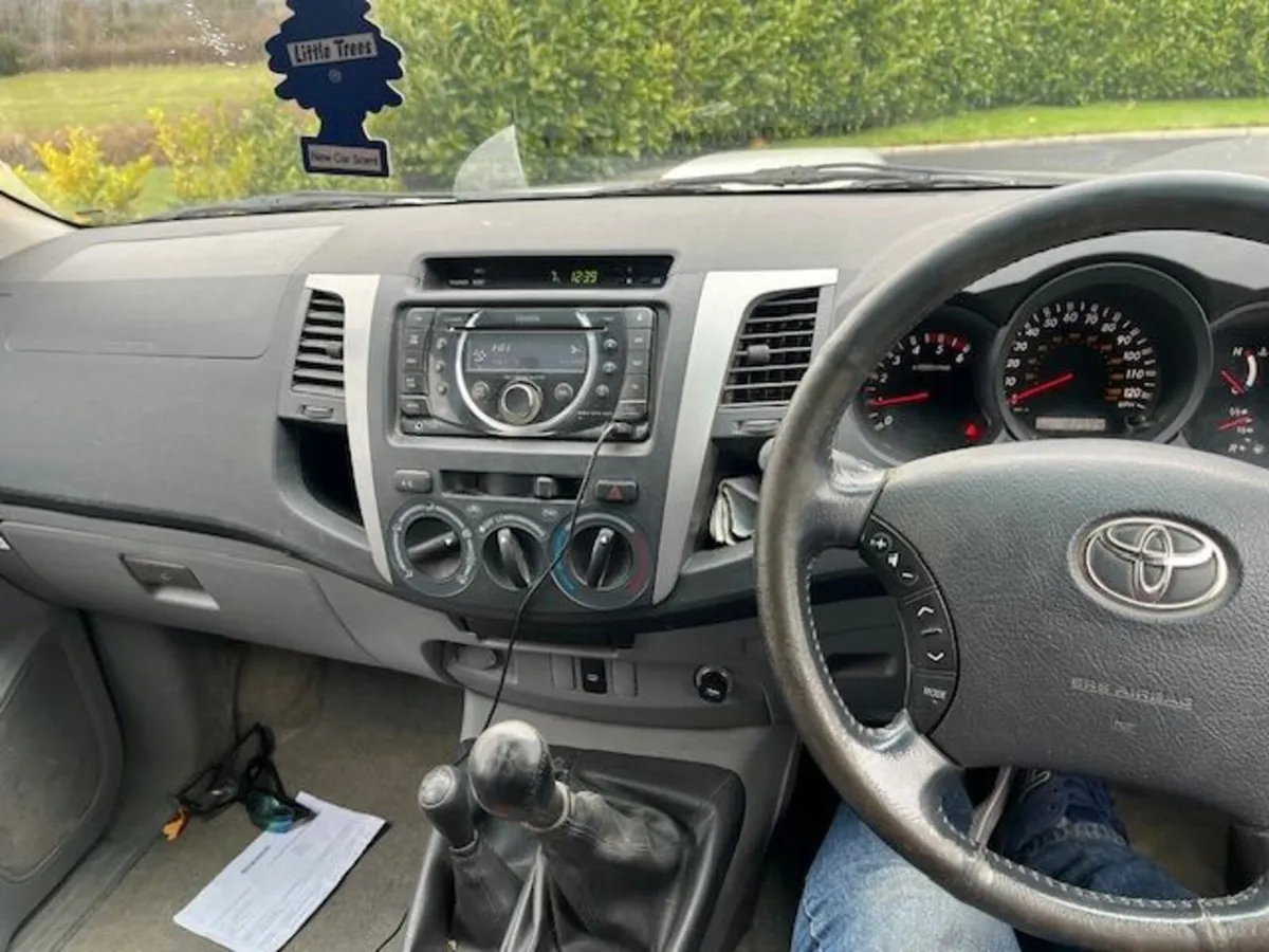 Toyota Hilux 2011 - Image 3